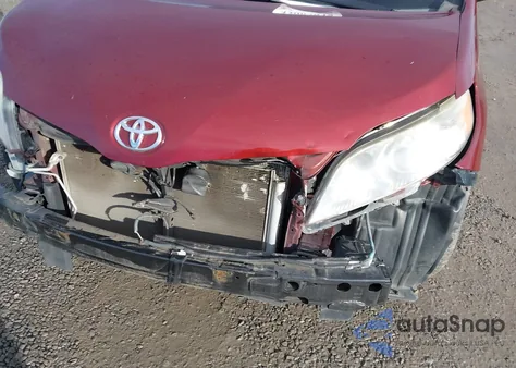 2016 Toyota Sienna Xle 8 Passenger z USA, uszkodzony, nr VIN 5TDYK3DC3GS692619